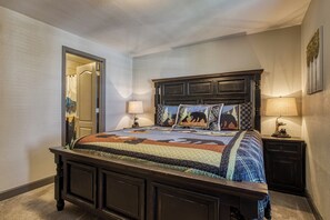 2 bedrooms, iron/ironing board, free WiFi, bed sheets - Luxurious 2Bed 2Bath Condo • Mountain Views • Virtual Check-In (Pigeon Forge)