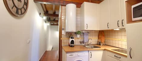Réfrigérateur, micro-ondes, plaque de cuisson, cafetiÚre/bouilloire