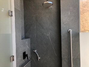 Badewanne, Haartrockner, Handtücher, Seife