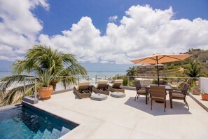 Outdoor dining - Canadiens dream Sleeps 10 OceanFront Surfing Bocana Beach w pool. STARLINK WiFi (Bahias de Huatulco)