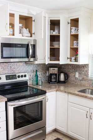 Réfrigérateur, four à micro-ondes, un four, surface de cuisson