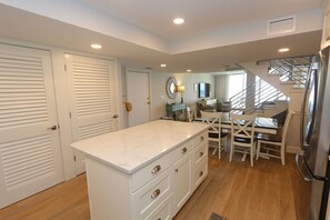 冰箱、微波炉、烤箱、炉灶