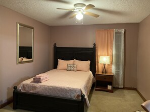 2 chambres, bureau, fer et planche à repasser, accès au Wi-Fi (inclus)