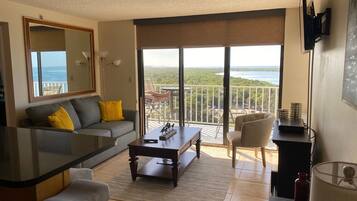 Télévision, table de tennis de table, livres