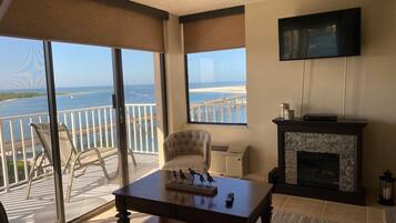 Télévision, table de tennis de table, livres