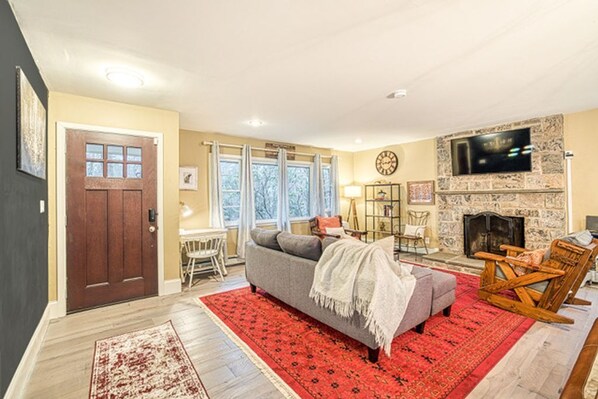 TV, fireplace