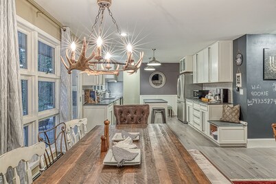 Your 5 Star Luxury CountryHome Getaway/w Brand New 7 Seater Hot Tub!