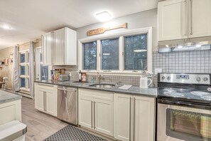 Fridge, microwave, oven, stovetop - Your 5 Star Luxury CountryHome Getaway/w Brand New 7 Seater Hot Tub! (Stamford)