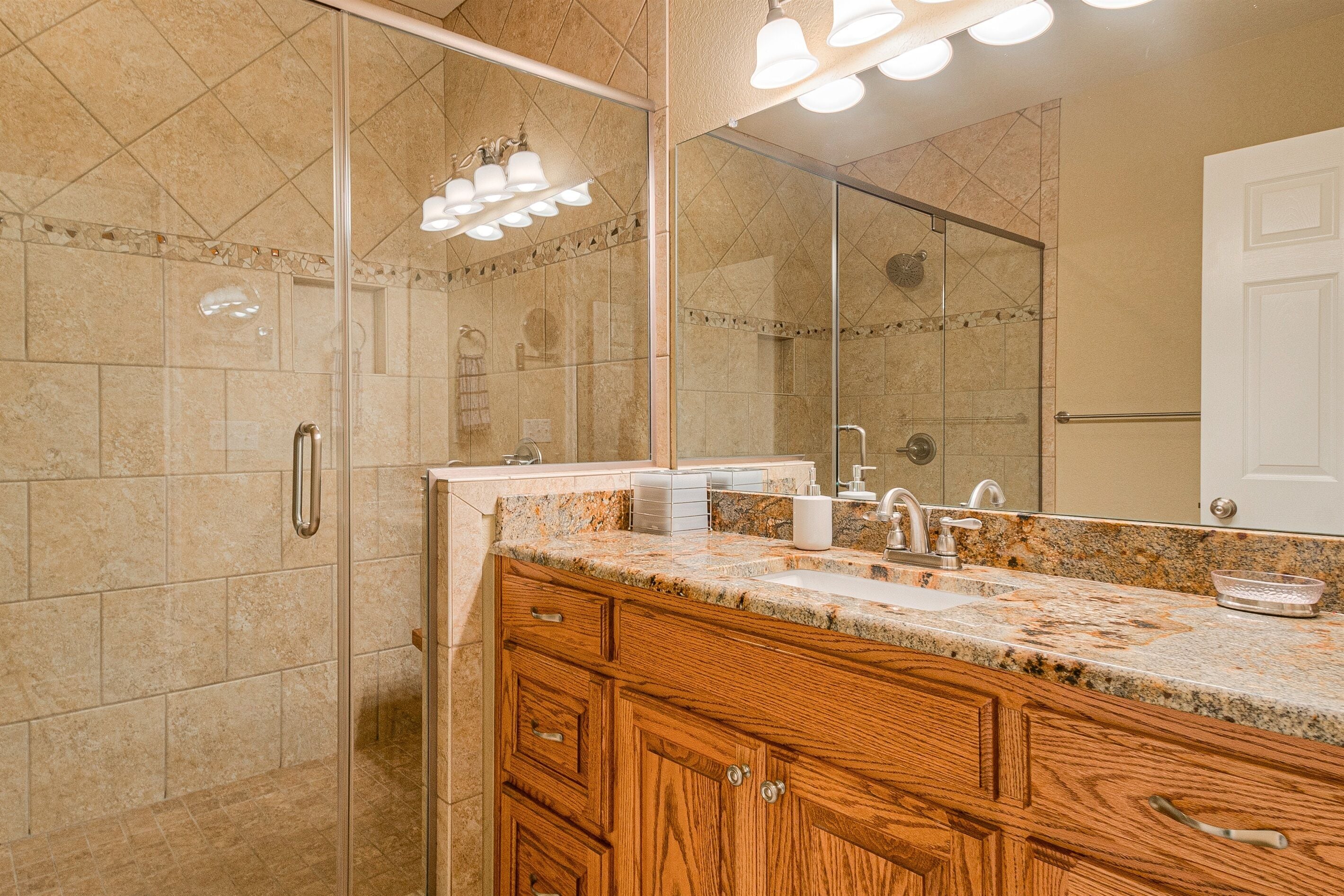 Combined shower/bathtub, hair dryer, towels