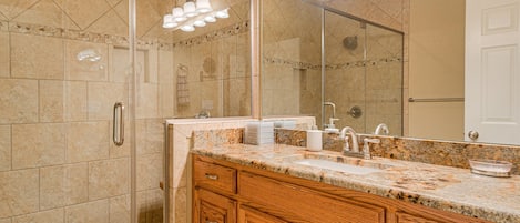 Ensemble douche/baignoire, sèche-cheveux, serviettes fournies