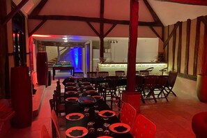 Dining - Green setting, ideal for families and friends, Jacuzzi, table soccer, petanque, sauna. (ARROU)