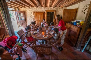 Dining - Green setting, ideal for families and friends, Jacuzzi, table soccer, petanque, sauna. (ARROU)