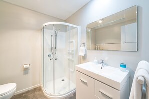Shower, hair dryer, towels, soap - Northbase House (Paihia)