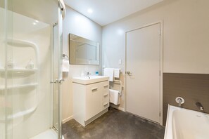Shower, hair dryer, towels, soap - Northbase House (Paihia)