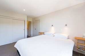 4 bedrooms, iron/ironing board, travel crib, free WiFi - Northbase House (Paihia)