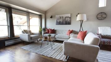 Een smart-tv en een open haard