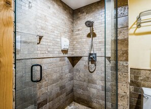 Duschwanne, Handtücher, Seife, Toilettenpapier