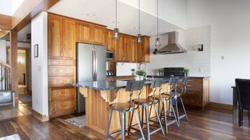 Een koelkast, een magnetron, een oven, een kookplaat