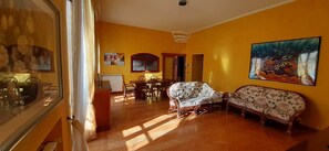 Télévision, jeux vidéo, lecteur de DVD, livres