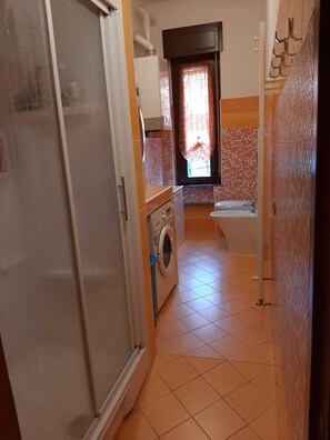 Doccia, asciugacapelli, bidet, asciugamani