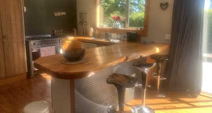 Rosewood Hideaway, peaceful, sunny & memorable