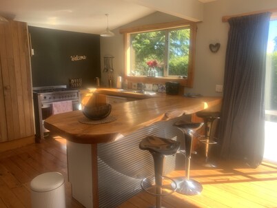 Rosewood Hideaway, peaceful, sunny & memorable 