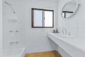 Coastal Cottage | Bathroom | Shower, towels