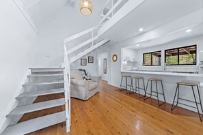 Interior - Coastal Cottage - Cannonvale (Cannonvale)