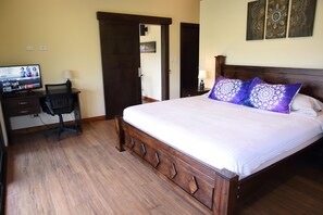 3 habitaciones, caja de seguridad en la habitación y escritorio 