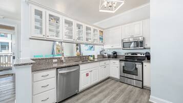 Kjøleskap, mikrobølgeovn, ovn og kokeplater