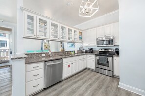 Kylskåp, mikrovågsugn, ugn och spishäll