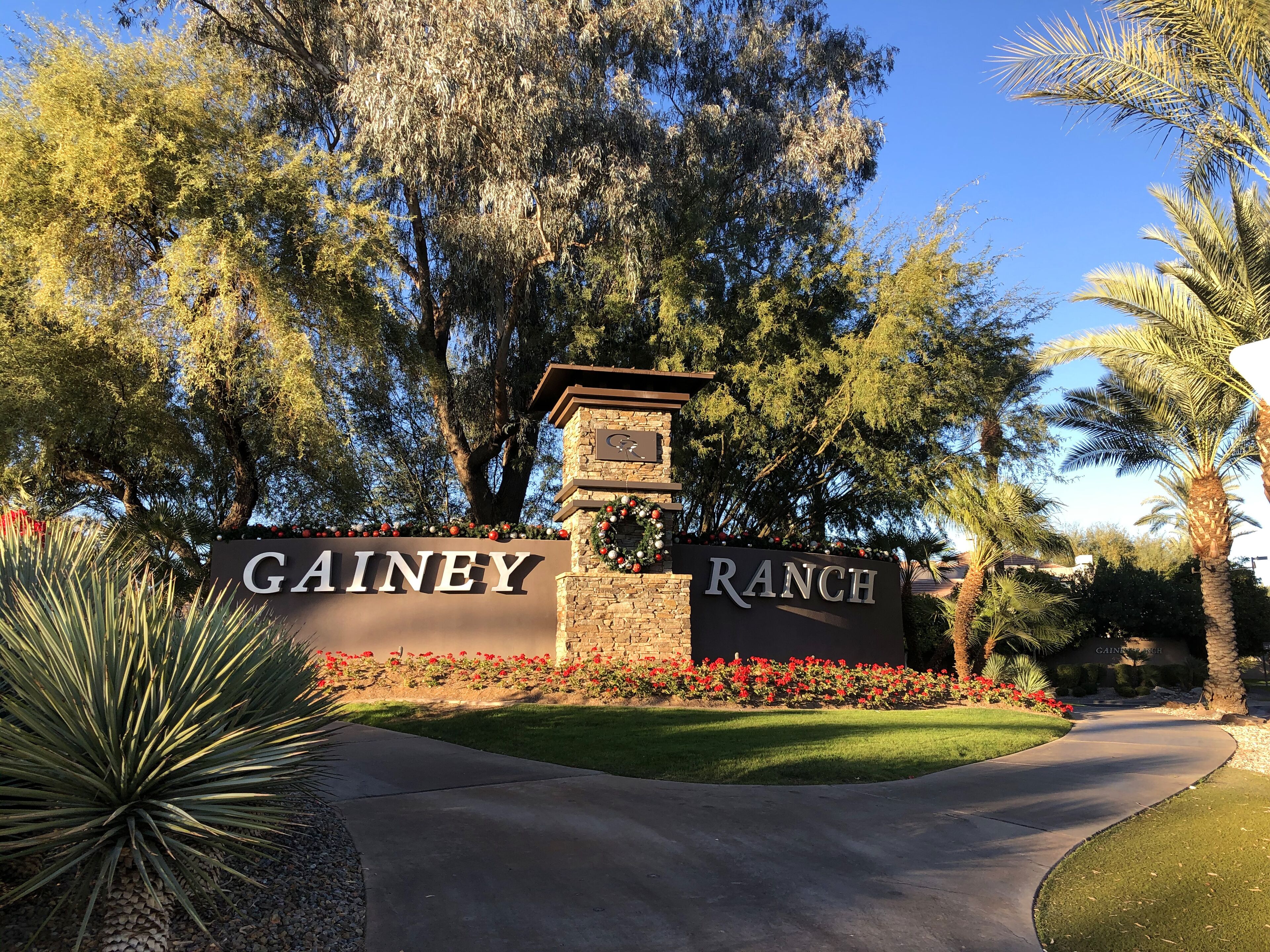 Bright modern condo in gated community with hot tub, heated pool, tennis, golf!