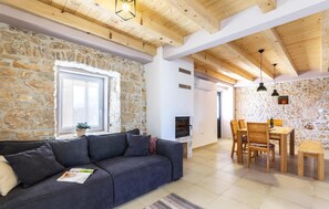 TV, fireplace, ping pong - Awesome home in Duga Uvala (Duga Uvala)