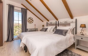 5 chambres, coffres-forts dans les chambres, lit parapluie