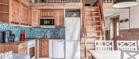 Réfrigérateur, surface de cuisson, lave-vaisselle, cafetiÚre-théiÚre