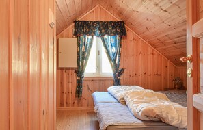 4 bedrooms, travel crib, bed sheets
