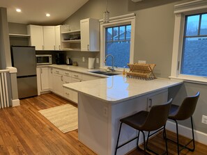 Een koelkast, een microgolfoven, een kookplaat