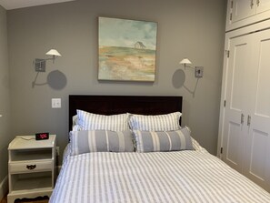 Een strijkplank/strijkijzer, gratis wifi, beddengoed