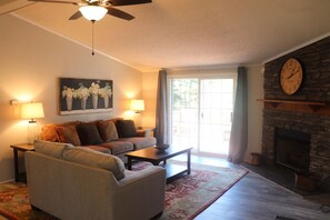 TV, fireplace