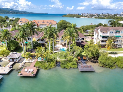 Waterfront Villa Private Pool comp Floating Breakfast 
Fully Staffed Chef Avable