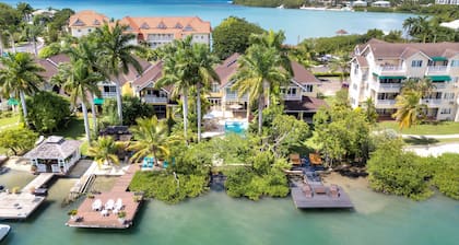 Waterfront Villa Private Pool comp Floating Breakfast
Fully Staffed Chef Avable