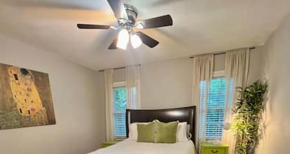 Demure 3-bedroom bungalow in Atlanta. 7 minutes from Mercedes-Benz Stadium