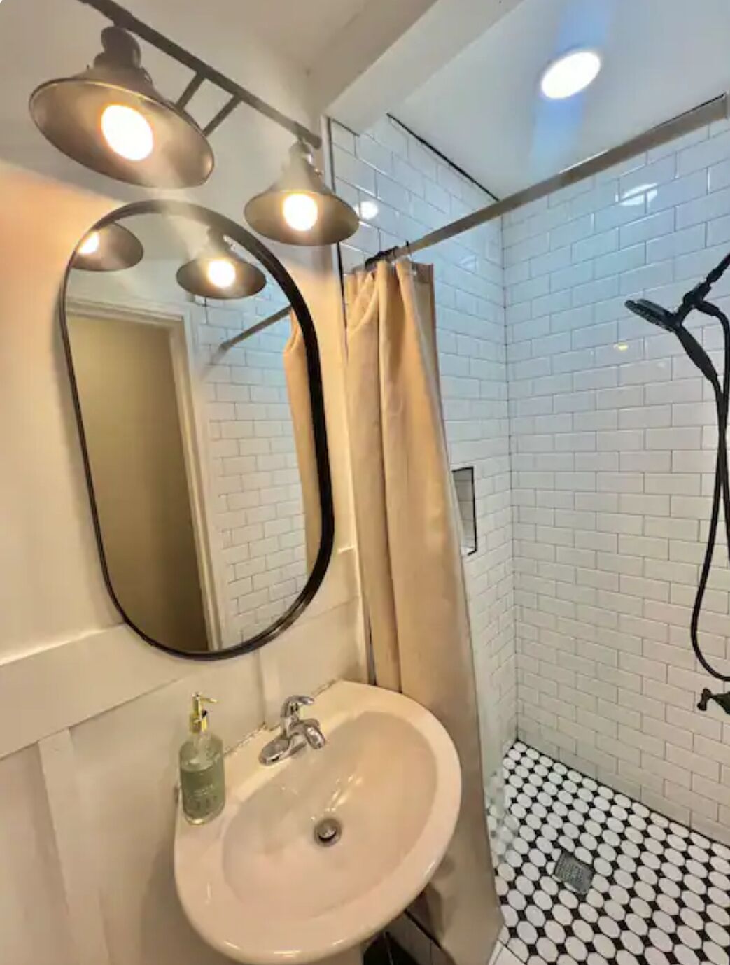 Een bad/douchecombinatie, een haardroger, handdoeken, zeep