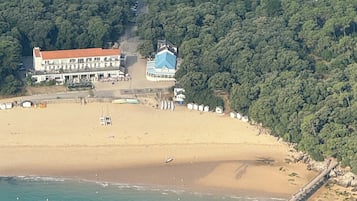 Plage à proximité, chaises longues