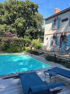 Een buitenzwembad en een verwarmd zwembad