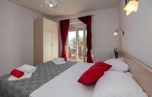 3 chambres, coffres-forts dans les chambres, lit parapluie