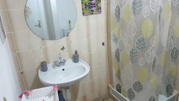 Douche, serviettes fournies