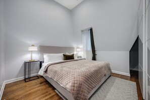 5 bedrooms, desk, iron/ironing board, free WiFi - Private Historical Mansion,Luxury Home in Chicago’s Gold Coast, Event-Capable.  (Chicago)