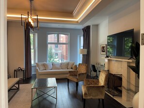 Smart-TV, Kamin, Bücher, Musikbibliothek