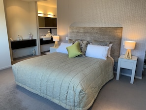 3 habitaciones, tabla de planchar con plancha, wifi y ropa de cama